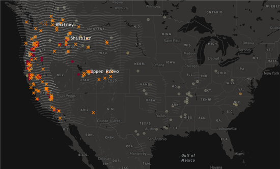 上图是此次加州山火的实时更新地图，截图日期为9月16日下午2点。图中的橙色叉号表示正在燃烧的山火所在地；红色、淡黄色等透明小色块表示近期可能起火的位置；波纹覆盖的区域表示此次火灾造成的空气污染面积。来源：《洛杉矶时报》链接：https://www.latimes.com/wildfires-map/